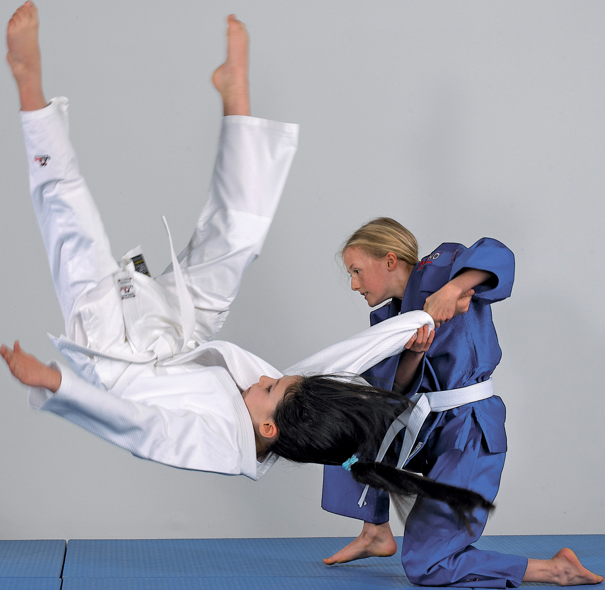 Judoanzug Yamanashi mit Schulterstreifen, in blau oder weiß