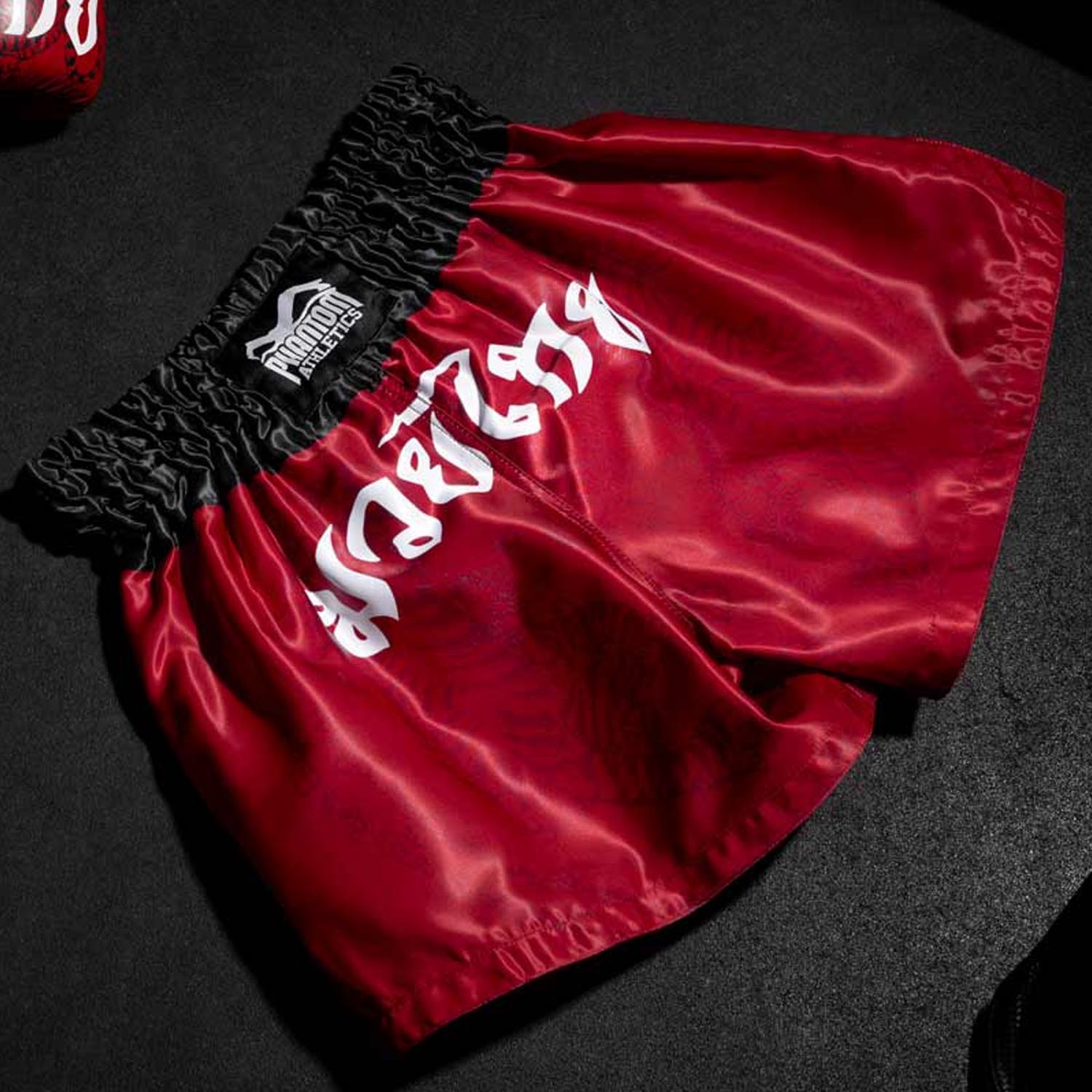 Element 5 von 5 (Bild) – PHANTOM MUAY THAI SHORTS SAK YANT - ROT